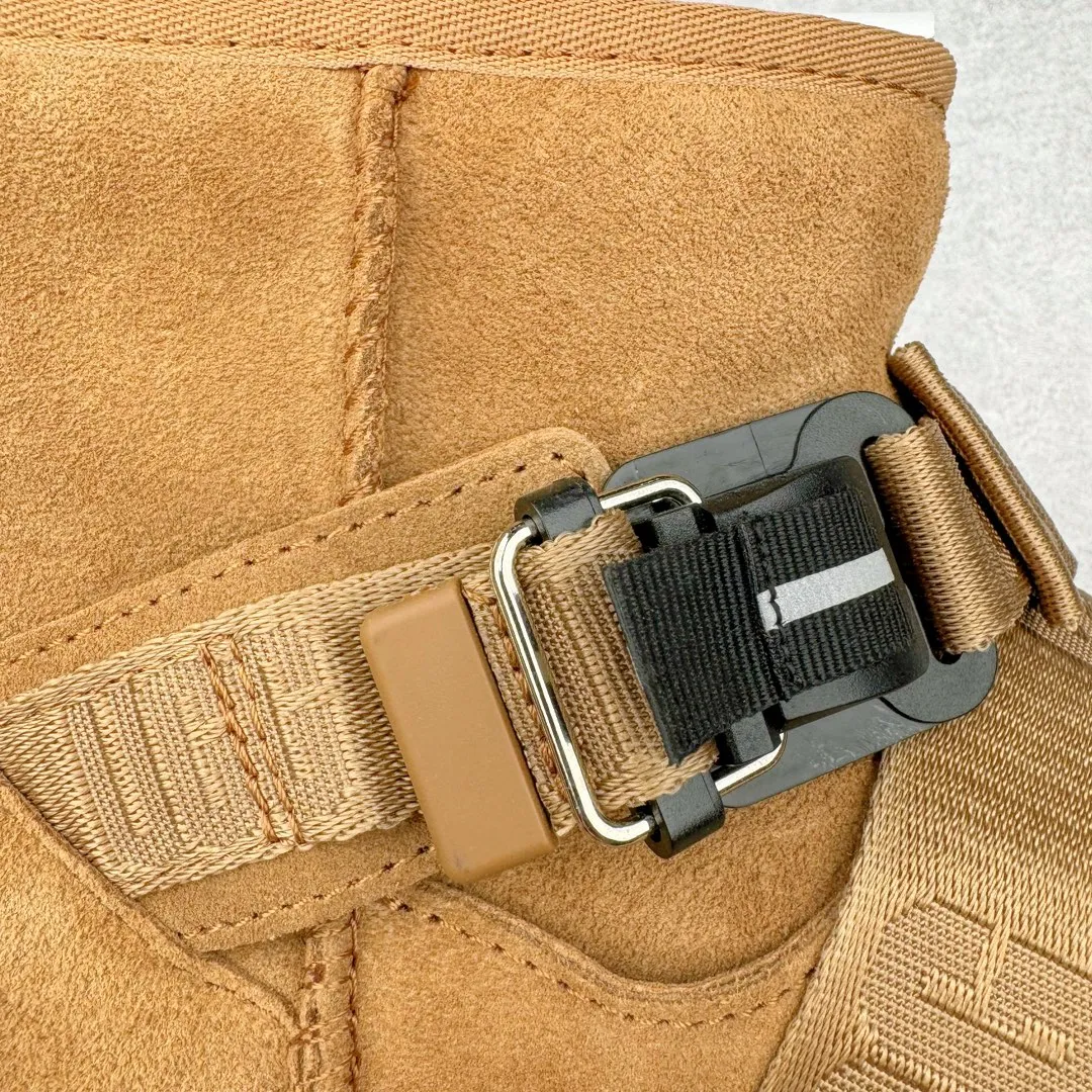 Pick up locally 💰640 UGG 5013 snap-on men's autumn and winter sheepskin and fur integrated snow boots. All shoes are made from the same factory as ZP. Longfeng A-grade Australian imported sheepskin and fur integrated men's boots. Brand OEM production line. Fully follow the ZP process. Original pattern maker of the OEM. Adhering to the principle of no original shoes and no development selection. Pay attention to every detail. The most authentic version on the market TREADLITE "Light Wing" technology outsole Lightweight/durable/flexible/pile size: 40 41 42 43 44 Coding: by3936050